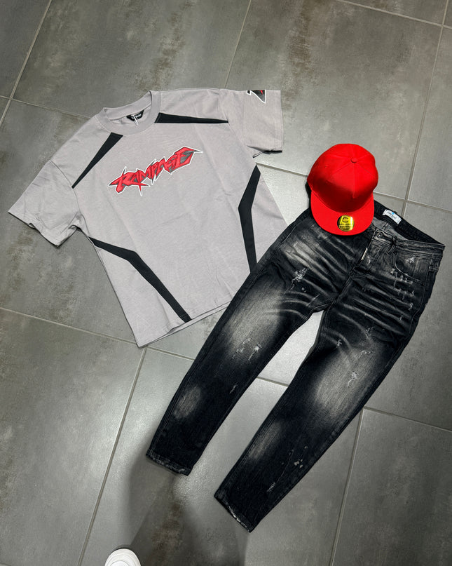 T-Shirt + Jeans