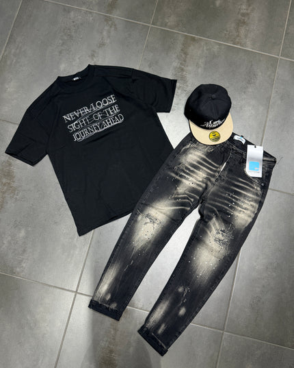 T-Shirt + Jeans