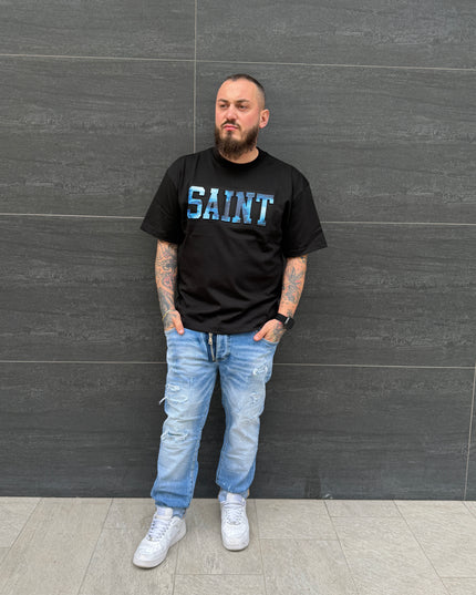 T-Shirt + Jeans